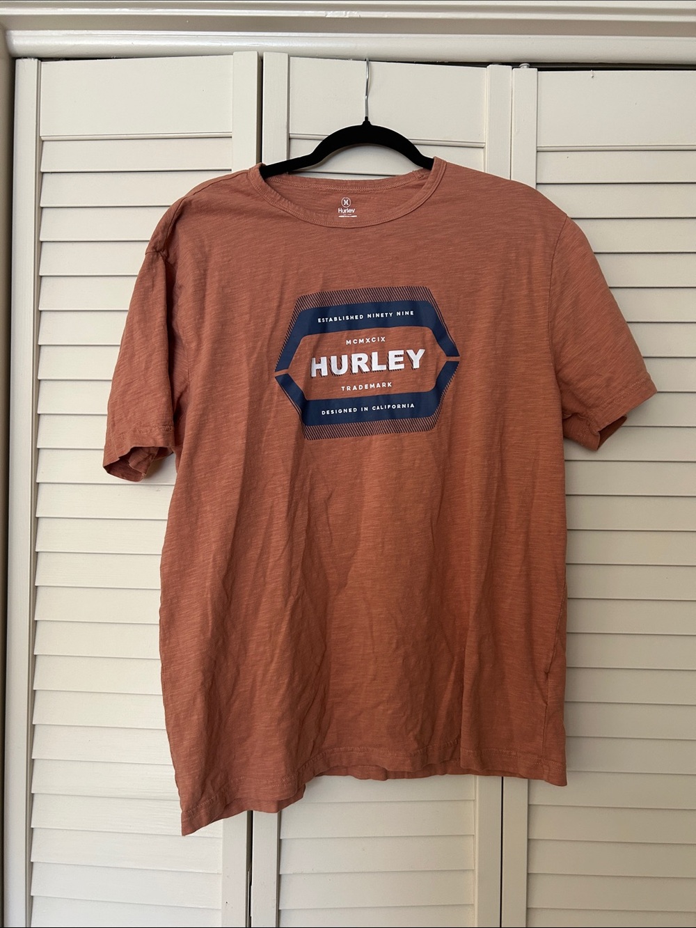 Hurley Men's Rust Tee with Navy Logo Size L